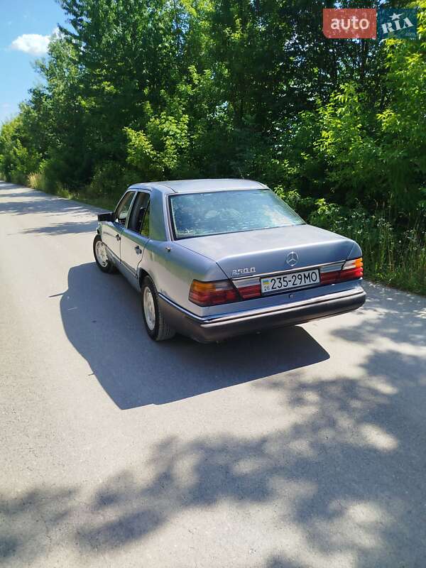 Седан Mercedes-Benz E-Class 1987 в Гусятине