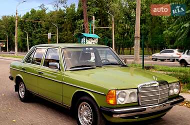 Седан Mercedes-Benz E-Class 1984 в 