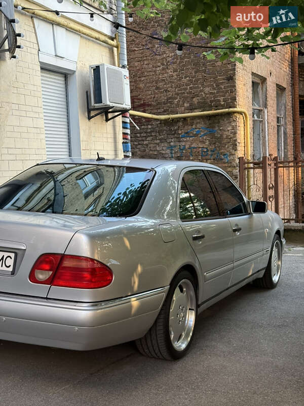 Седан Mercedes-Benz E-Class 1999 в Киеве