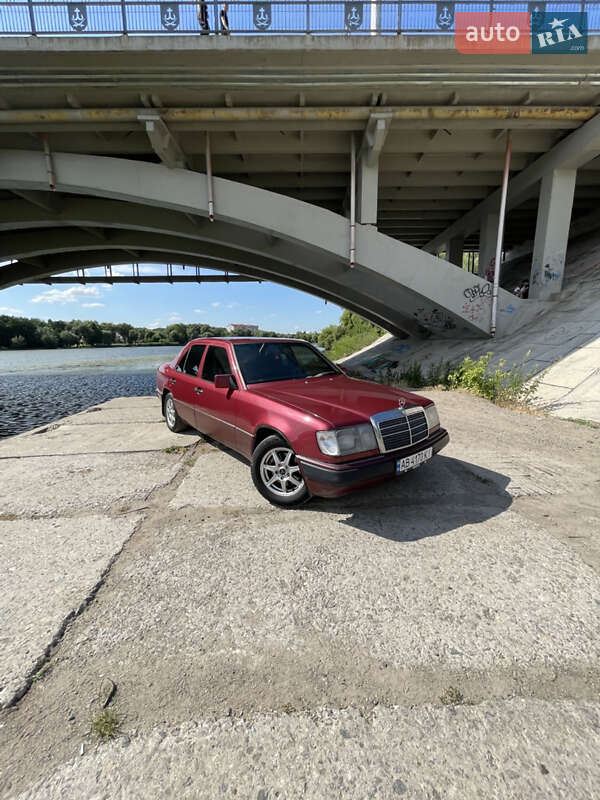 Седан Mercedes-Benz E-Class 1990 в Виннице