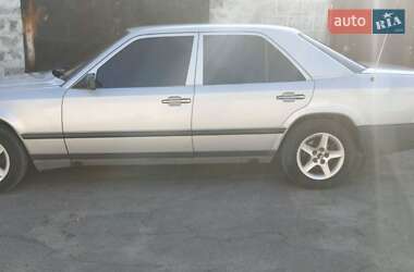 Седан Mercedes-Benz E-Class 1987 в Каменском