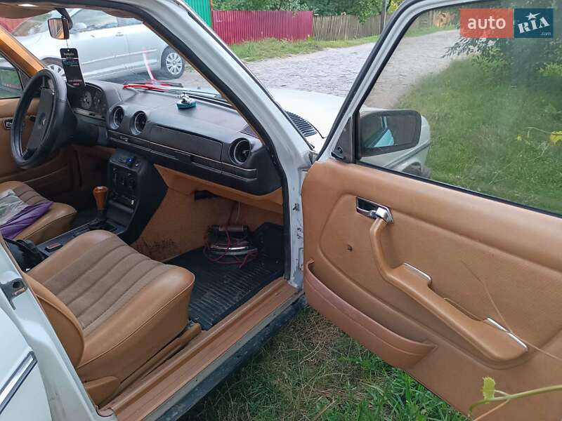 Седан Mercedes-Benz E-Class 1981 в Славуті