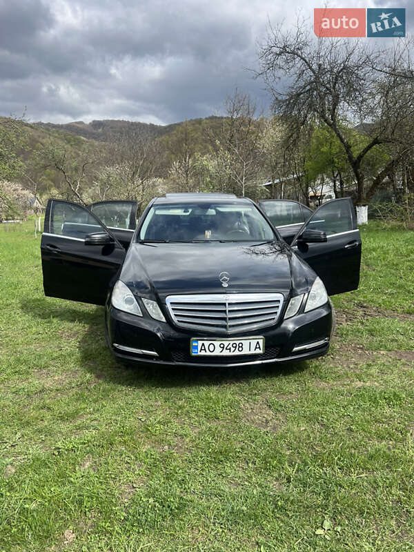 Седан Mercedes-Benz E-Class 2012 в Хусте
