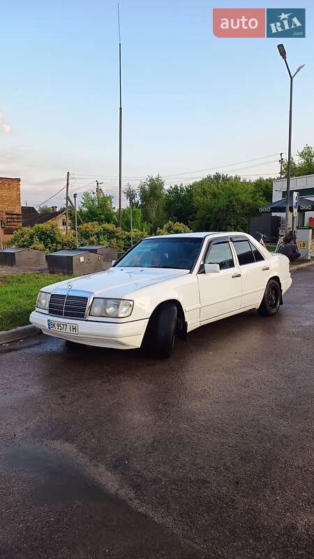 Седан Mercedes-Benz E-Class 1988 в 