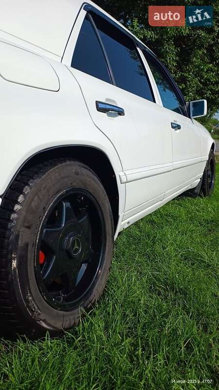 Седан Mercedes-Benz E-Class 1988 в Остроге
