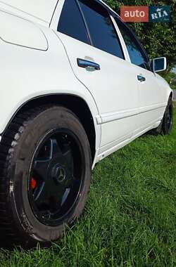 Седан Mercedes-Benz E-Class 1988 в 