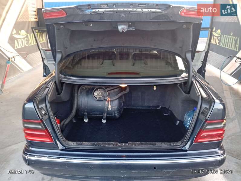Седан Mercedes-Benz E-Class 2000 в Ржищеве