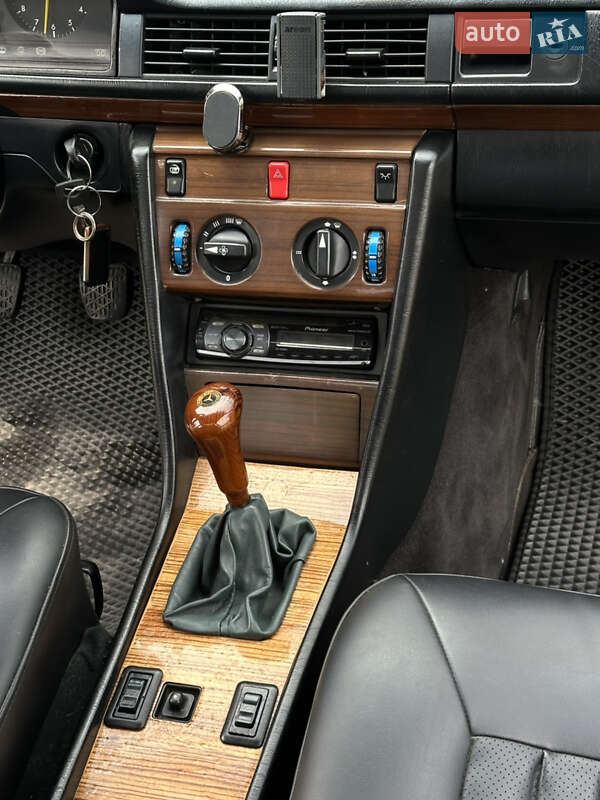 Седан Mercedes-Benz E-Class 1988 в Малині