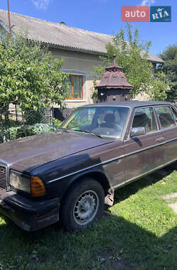Седан Mercedes-Benz E-Class 1983 в Отинії