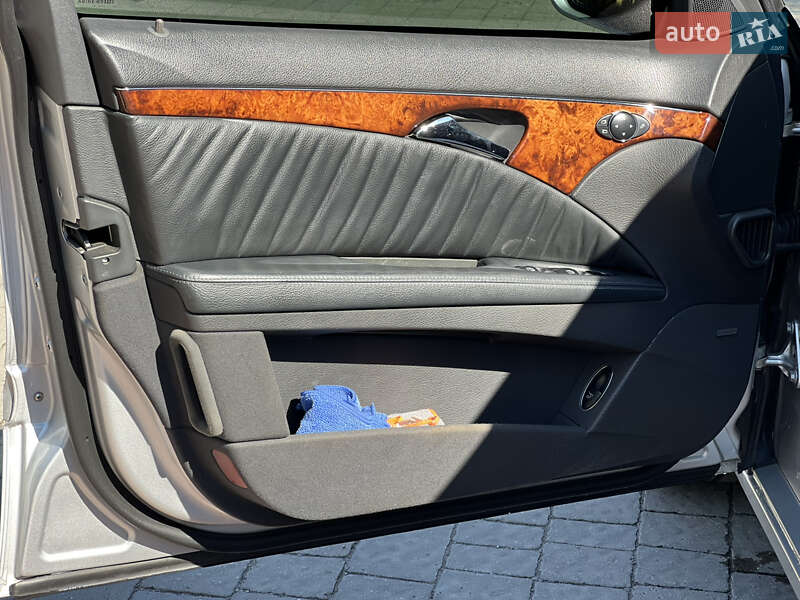 Седан Mercedes-Benz E-Class 2004 в Львове