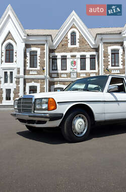 Седан Mercedes-Benz E-Class 1984 в 