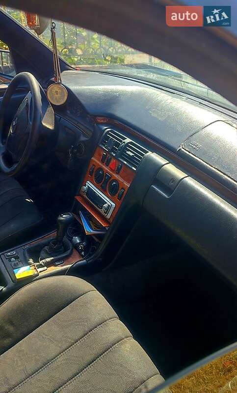 Седан Mercedes-Benz E-Class 1997 в Саврани