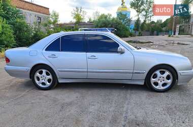 Седан Mercedes-Benz E-Class 2000 в  фото 26 Седан Mercedes-Benz E-Class 2000 в
