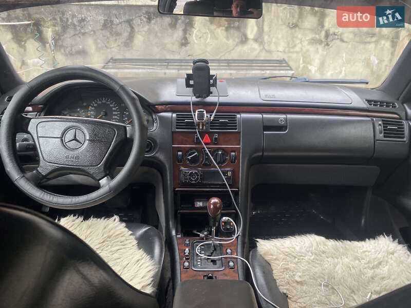 Седан Mercedes-Benz E-Class 1998 в Черновцах
