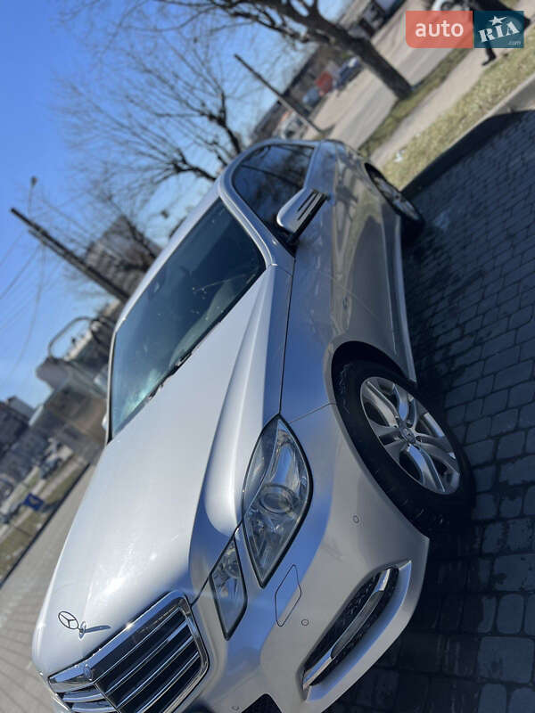 Седан Mercedes-Benz E-Class 2011 в Львове