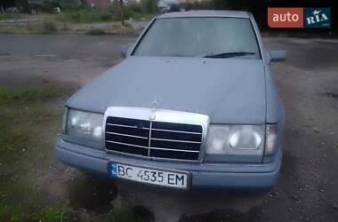 Седан Mercedes-Benz E-Class 1988 в Стрию