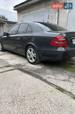 Седан Mercedes-Benz E-Class 2002 в  фото 3 Седан Mercedes-Benz E-Class 2002 в
