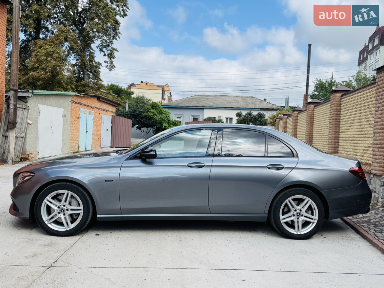Продам свій Офіційний автомобіль повне каско. Куплений мною офіційно у дилера Соллі-Плюс в місті Харків, один власник, одна реєстрація. Кузов без дефектів, не битий, не фарбований, скла всі рідні. Рідний невеликий пробіг, два ключі, Сервісна історія. Максимальна комплектація Avantgarde.Гібридний двигун PHEV 2.0 306к.с. 100 кілометрів электро запас хода, від звичайної розетки заряджається за 3 години. Автоматична коробка передач перемикання найнадійніша 9G-tronic .Салон розкішний, доглянутий, стан Нового. Ходова частина вся рідна і справна. Машиною будете задоволені, як динамікою, так і комфортом ! Вкладення будь-яких авто не вимагає, інші питання по телефону.