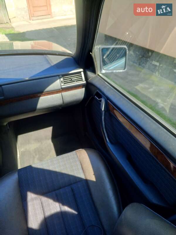 Седан Mercedes-Benz E-Class 1992 в Косове