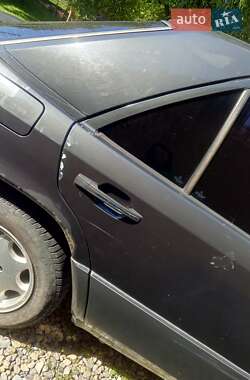 Седан Mercedes-Benz E-Class 1992 в 