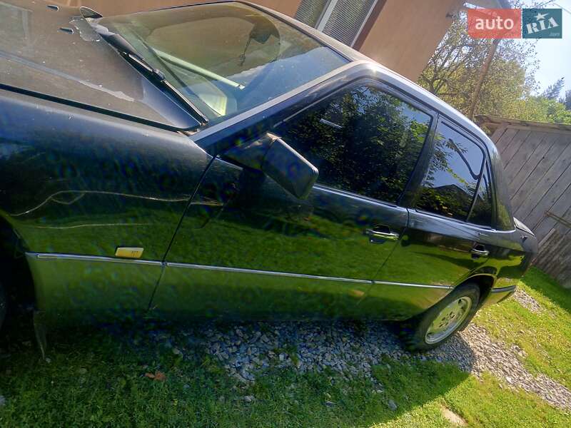 Седан Mercedes-Benz E-Class 1992 в Косове