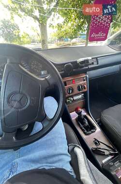 Седан Mercedes-Benz E-Class 1988 в 
