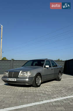 Седан Mercedes-Benz E-Class 1993 в Іршаві