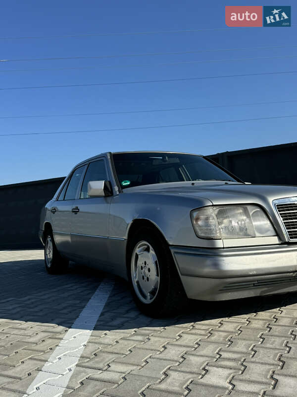 Седан Mercedes-Benz E-Class 1993 в Иршаве