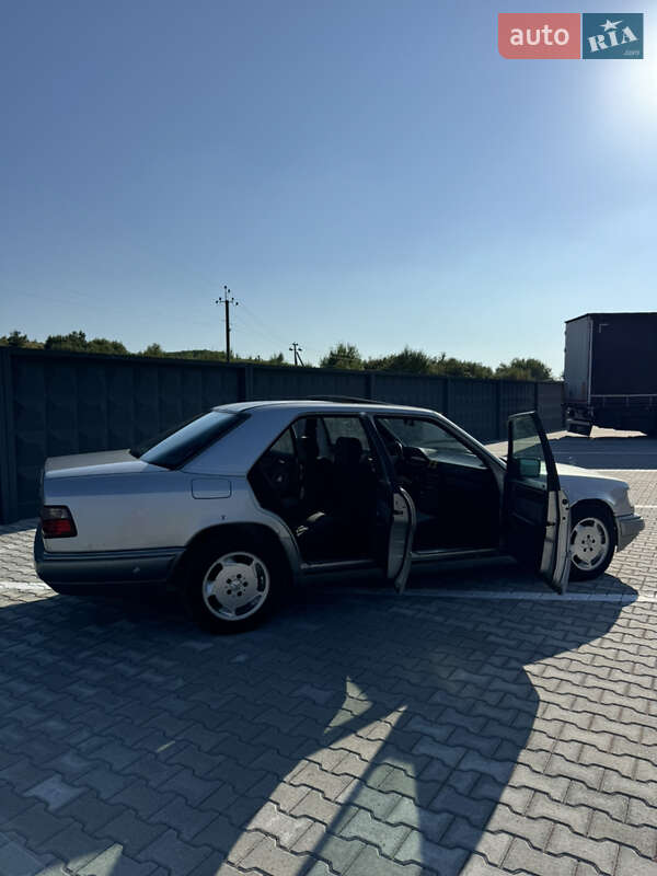 Седан Mercedes-Benz E-Class 1993 в Иршаве