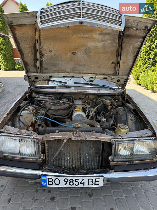 Седан Mercedes-Benz E-Class 1983 в Кременці