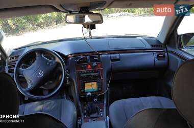 Седан Mercedes-Benz E-Class 2001 в 