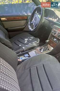 Седан Mercedes-Benz E-Class 1992 в  фото 6 Седан Mercedes-Benz E-Class 1992 в