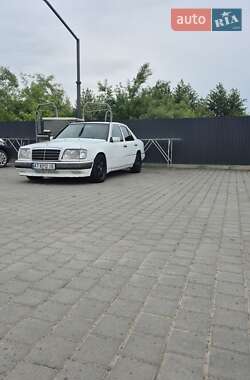 Седан Mercedes-Benz E-Class 1985 в Ивано-Франковске