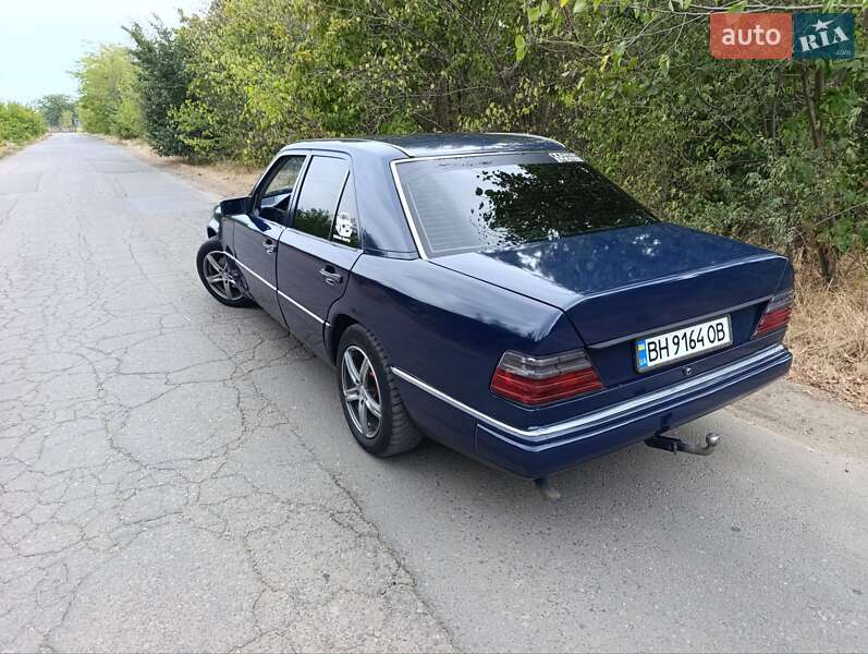 Седан Mercedes-Benz E-Class 1990 в Одессе