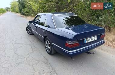 Седан Mercedes-Benz E-Class 1990 в 