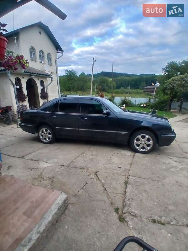 Седан Mercedes-Benz E-Class 2000 в Черновцах