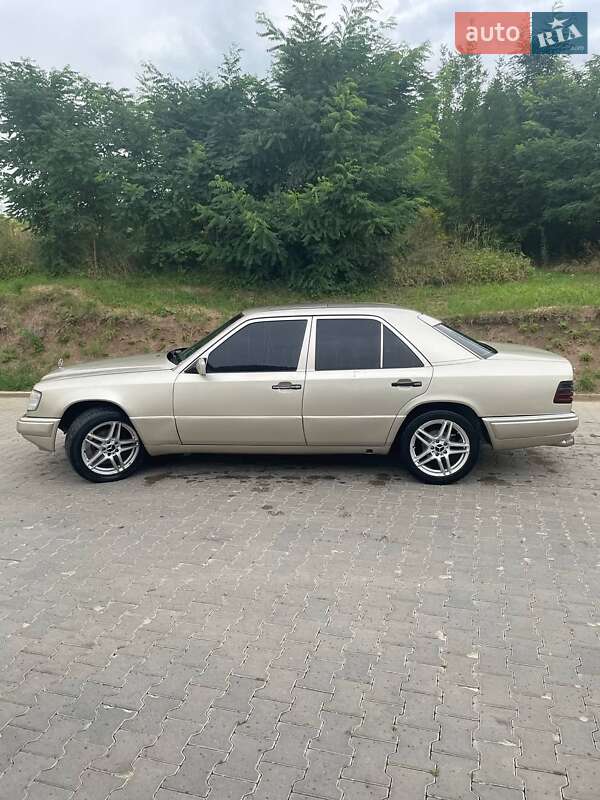 Mercedes-Benz E-Class 1993