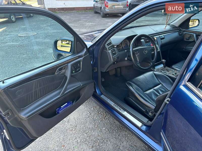 Седан Mercedes-Benz E-Class 2000 в Києві