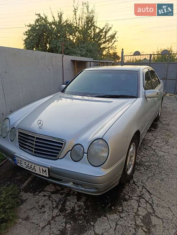 Седан Mercedes-Benz E-Class 2000 в Днепре