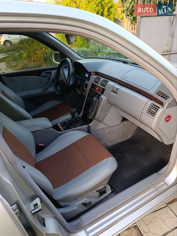 Седан Mercedes-Benz E-Class 2000 в Днепре
