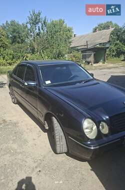 Седан Mercedes-Benz E-Class 2000 в Тростянце