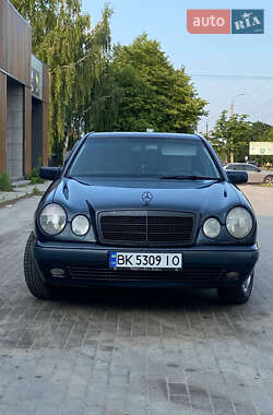 Седан Mercedes-Benz E-Class 1999 в Березному