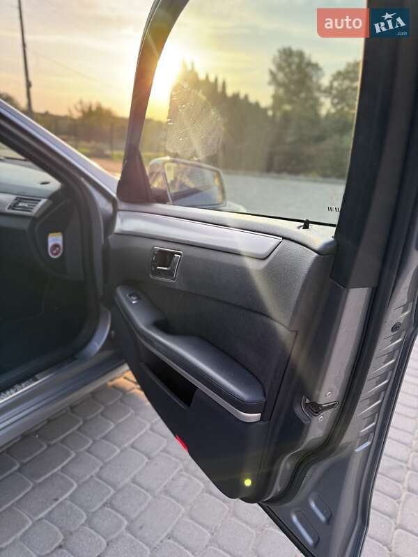 Седан Mercedes-Benz E-Class 2010 в Самборі