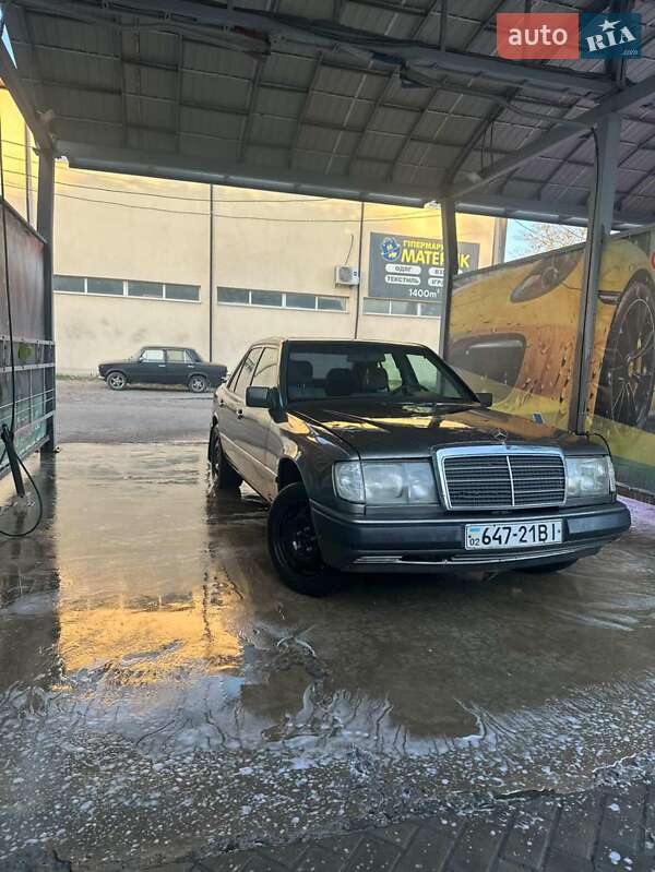 Седан Mercedes-Benz E-Class 1988 в Бершаді