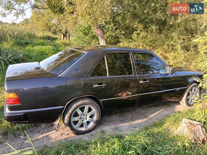 Седан Mercedes-Benz E-Class 1993 в Виннице