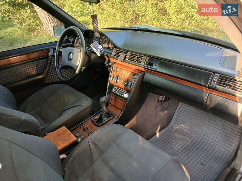 Седан Mercedes-Benz E-Class 1993 в Виннице