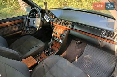 Седан Mercedes-Benz E-Class 1993 в 