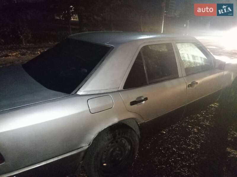 Седан Mercedes-Benz E-Class 1989 в Самборе