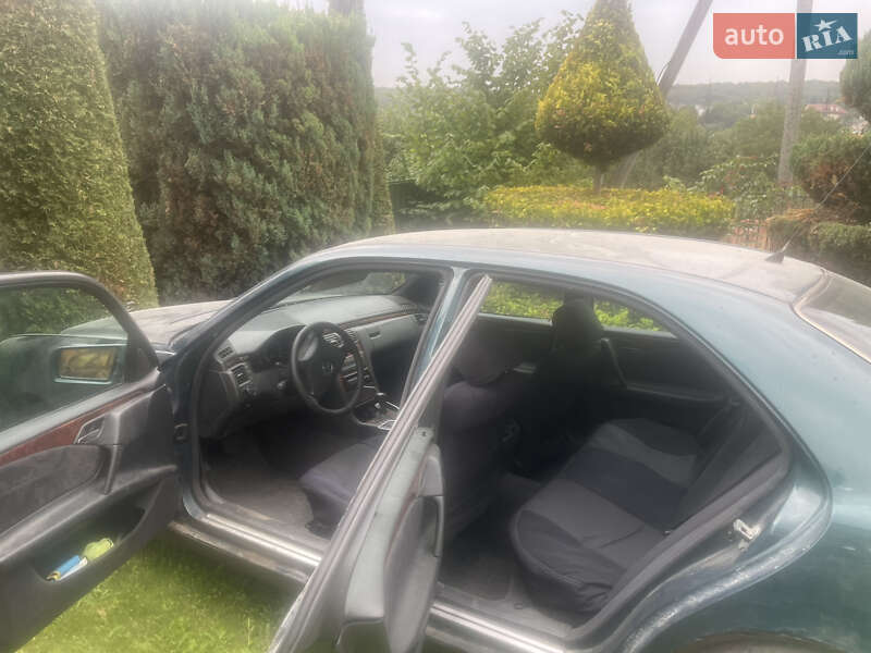 Седан Mercedes-Benz E-Class 1997 в Львове