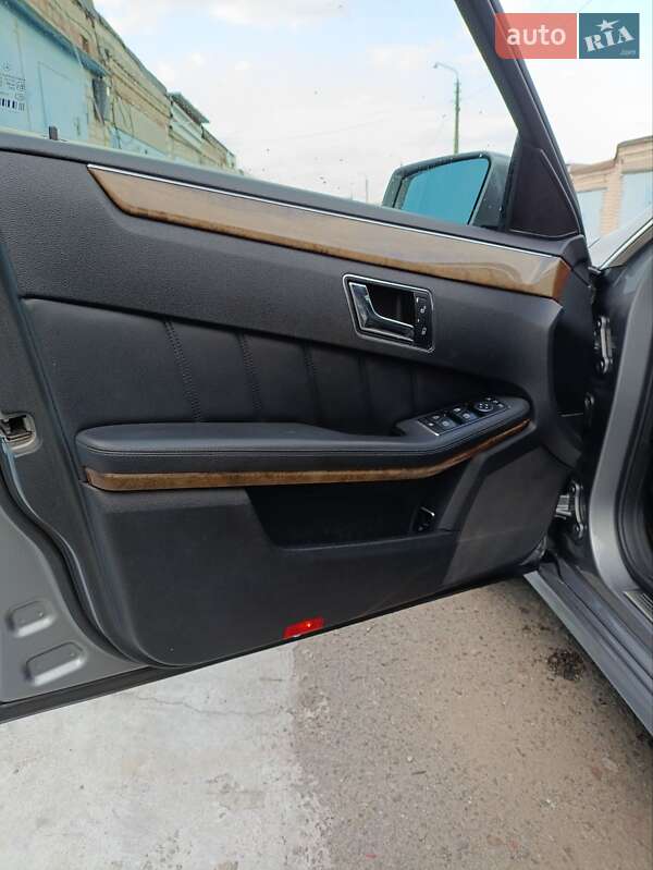 Седан Mercedes-Benz E-Class 2011 в Николаеве